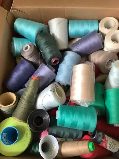 Fils surjeteuse et machine à coudre