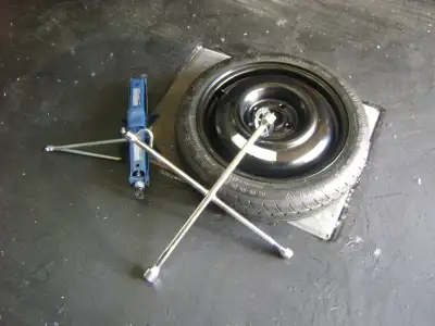 ROUE DE SECOURS, PEUT ETRE UTILISÉ SUR AUTO HYUNDAI & KIA + LE CRIC (JACK) ET LA CROIX Pour infos: d...