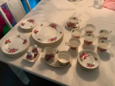 38 morceaux de vaisselle Royal Albert en parfait état , n’a jamais servi , motif Prairie Rose ! 1300...