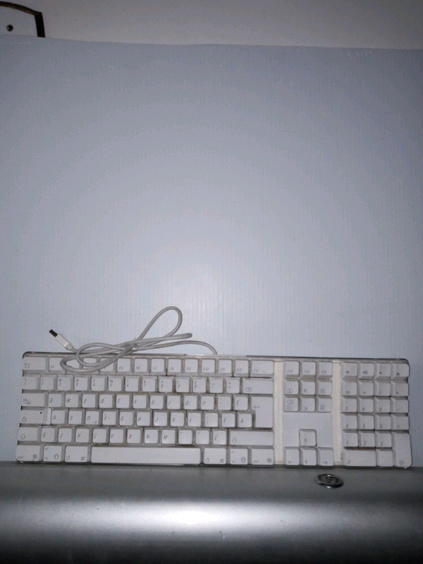 Apple USB Keyboard A1048 ( EMC 1944 ) White Clear dans Souris, claviers et webcaméras  à Ville de Montréal