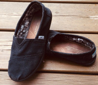 TOMS - Girls - Size 2.5 Youth - Great Condition!