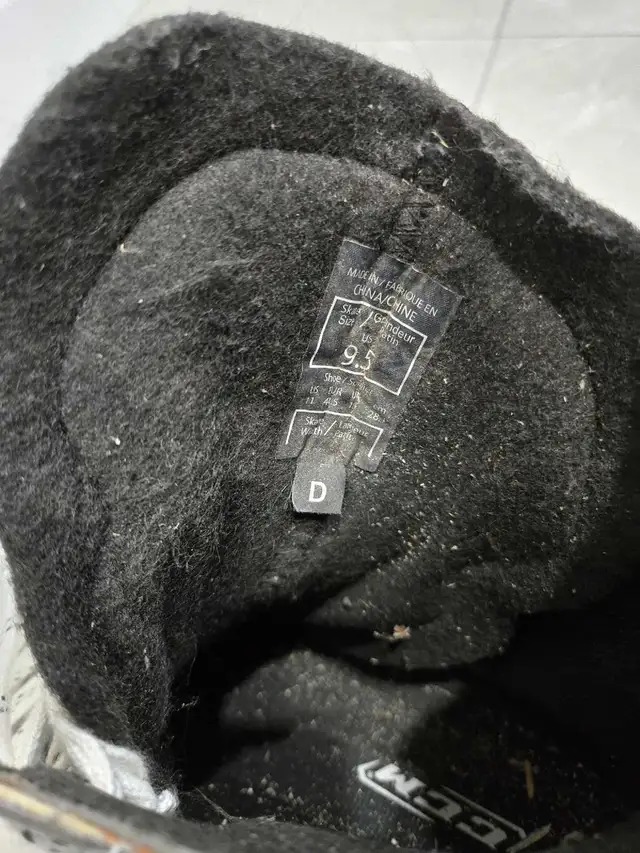 CCM Vector 03 Hockey Skates - Size 9.5 D in Hockey in Markham / York Region - Image 4