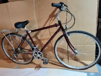 Je vends un vélo Mongoose pour hommes, idéal pour la ville et les sentiers, bien qu'il soit en condi...