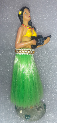 Hula Doll with grass skirt dancing: Car dashboard spring action