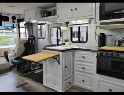 Magnifique motorise Landau 3301 de 33 pieds à vendre. 100% autonome 110 000 kilomètres Jamais eu inf...