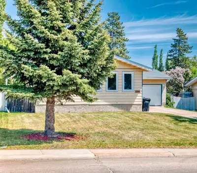 Sherwood Park Bungalow Main Floor w/ Double Garage