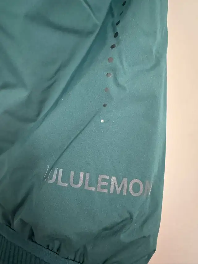 Lululemon woman jacket in Women's - Tops & Outerwear in Oshawa / Durham Region - Image 3