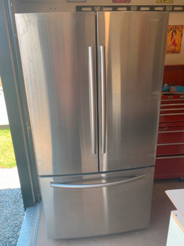 Samsung Fridge in Refrigerators in Chatham-Kent - Image 2