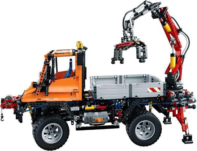 LEGO Technic Unimog U400 (8110) in Toys & Games in Calgary - Image 4