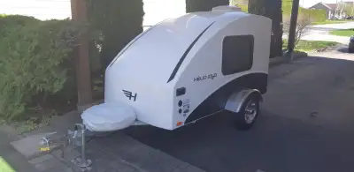 Petite roulotte légère avec tente intégrée avec en suplus un matelas coussiné + tente cuisinière, ta...