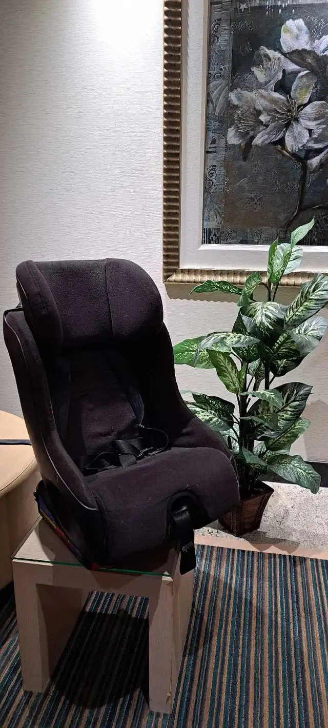 siège d'auto pour enfants  in Strollers, Carriers & Car Seats in City of Montréal - Image 3