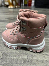 Toddler size 7 girls winter boots
