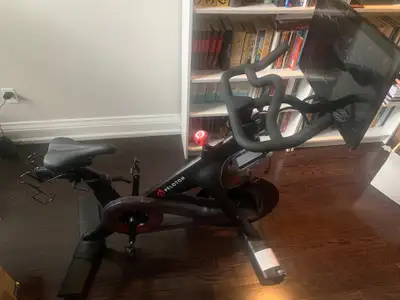 2023 Model (Motivating Cardio Ed.) Peloton Bike No extra accessories