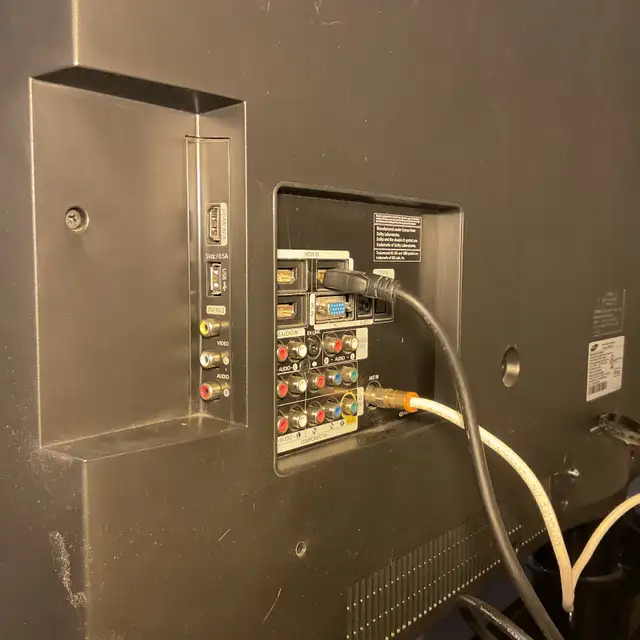 Samsung 46" LCD TV with Roku3 & Antenna in TVs in Laval / North Shore - Image 6