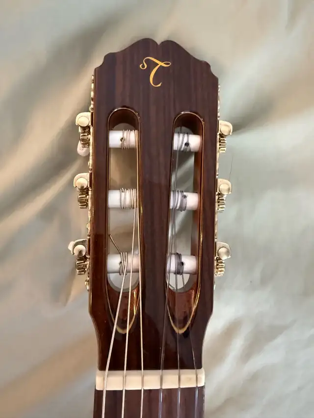CLASSICAL GUITAR TAKAMINE C132S with Hard Case in Guitars in City of Montréal - Image 3