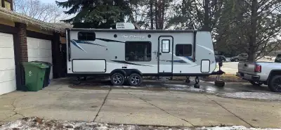 I'm selling a 2019 Jayco Jay Feather 22BHM, a travel trailer that's ready for your next adventure! T...