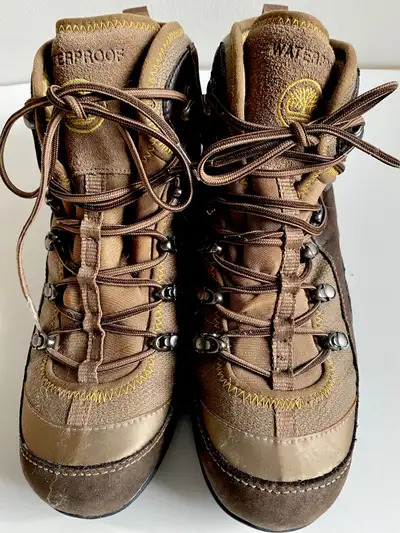 Women’s hiking boots. Brand: Timberlands. Size 8. Fits 7 1/2 - 8. (On smaller siz of 8) WATERPROOF....