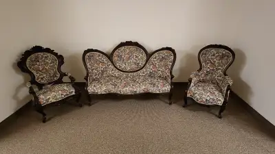 Ensemble de salon victorien reconditionné (conçu au 19e siècle) - Reconditioned Victorian parlor set...