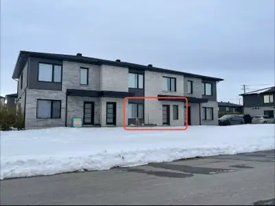 Bel appartement 4 1/2 style Condo avec cour arrière et rangement extérieur. Très spacieux , aire de...