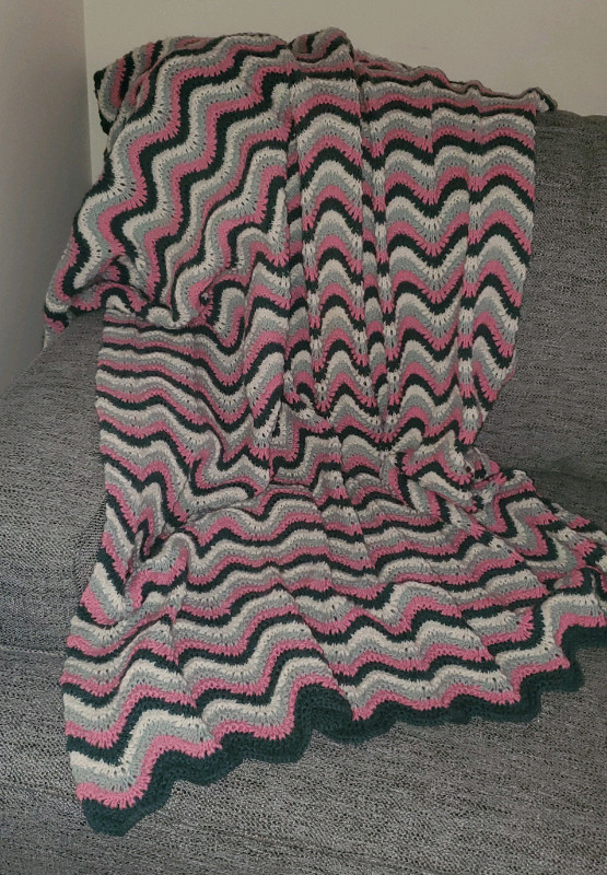 Vintage Handmade Knit Afghan/Throw with Scallops/Stripes in Home Décor & Accents in Oshawa / Durham Region