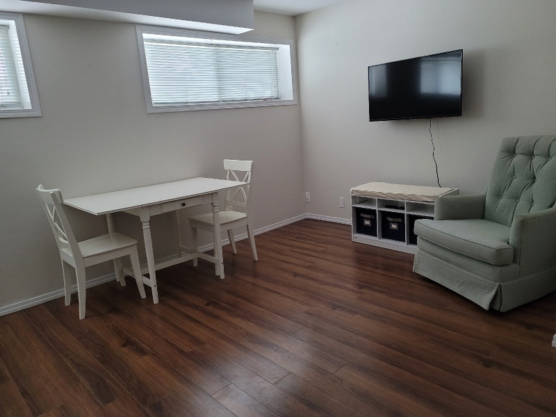 1 Bedroom Apartment (Utilities Included) in Forest Lawn / SE Long