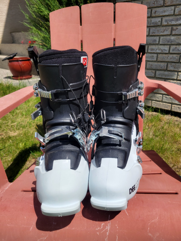 DEELUXE TRACK 325 SIZE 9 SNOWBOARD HARD BOOTS with QUICK RELEASE in Snowboard in Calgary