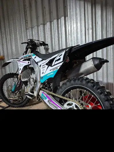 Kawasaki KXF 250 2021 – 45h – État impeccable 6200 $ négociable Possibilité d'échange contre Mt09 20...