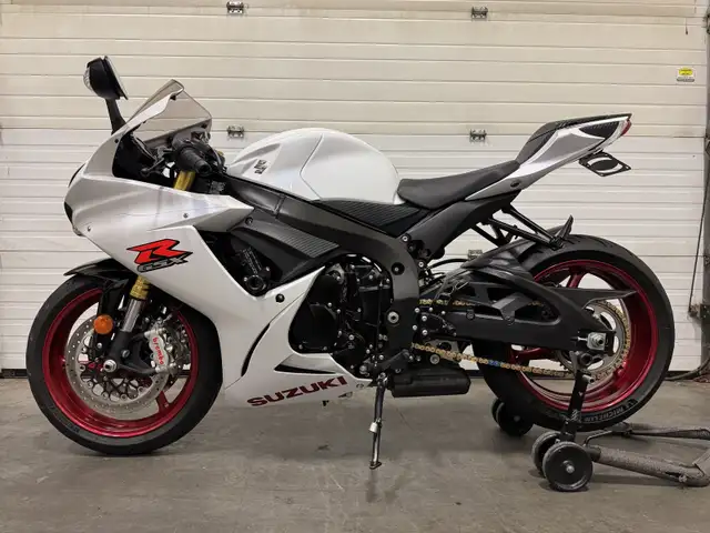 2017 GSXR 750 in Sport Bikes in Edmonton - Image 9