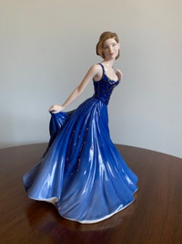 Royal Doulton Pretty Lady Figurine Gift Of Love HN 4751