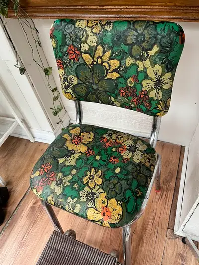 banc escabeau avec marche pied assise20pcs ,cuirette en bonne état un peu de rouille