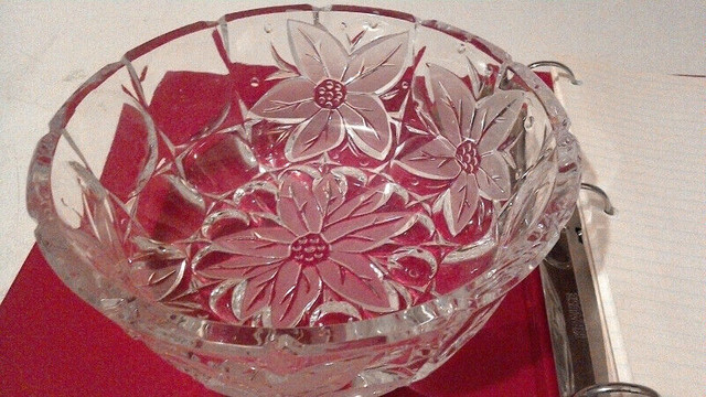Bol en cristal 3 x 9 avec motif fleur (040120=150821TAS) dans Art et objets de collection  à Laval/Rive Nord