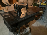 Machine à coudre antique Singer avec meuble et accessoires