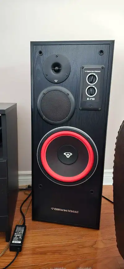 Cerwin-Vega E-710 floor standing speakers - 200 Watt RMS, 8 Ohms Very good condition, rare to find t...