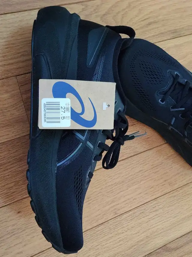 BNWT Asics gel kayano 31, Triple black, men's size 9.5 in Men's Shoes in Markham / York Region - Image 4