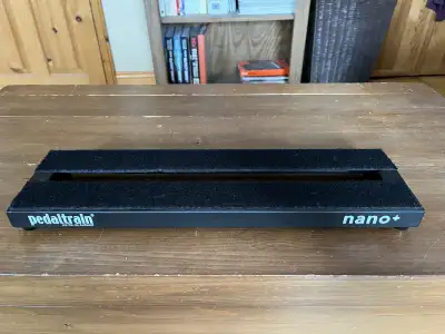 Pedaltrain Nano +. 18" x 5", avec case. Comme neuf! Prix: $80
