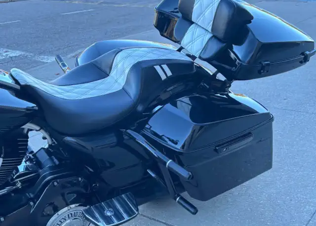 2016 HARLEY DAVIDSON ROAD GLIDE CUSTOM in Street, Cruisers & Choppers in City of Toronto - Image 4