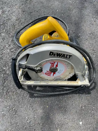 Dewalt 7-1/4” circular saw. 15 amp. Good condition.