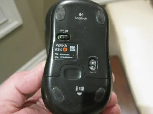 Black Logitech MK520 Wireless Keyboard and Laser Mouse Combo in Mice, Keyboards & Webcams in Kitchener / Waterloo - Image 10