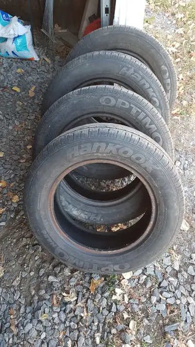Pneu de marque Hankook Optimo 195/65/15 comme vous pouvez voir, ils sont en très bon état.