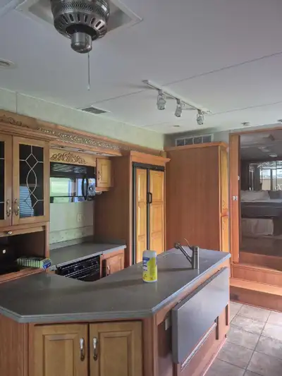 Double Tree Mobile Suite Trailer year 2005 in great condition The locatoon is in Cape Breton Island...