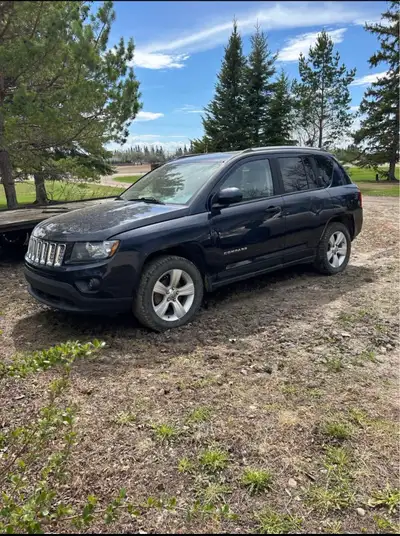2014 Jeep Compass 159 xxx KM Runs and drives great AC and heat work Apple Car play 10” sub - can be...
