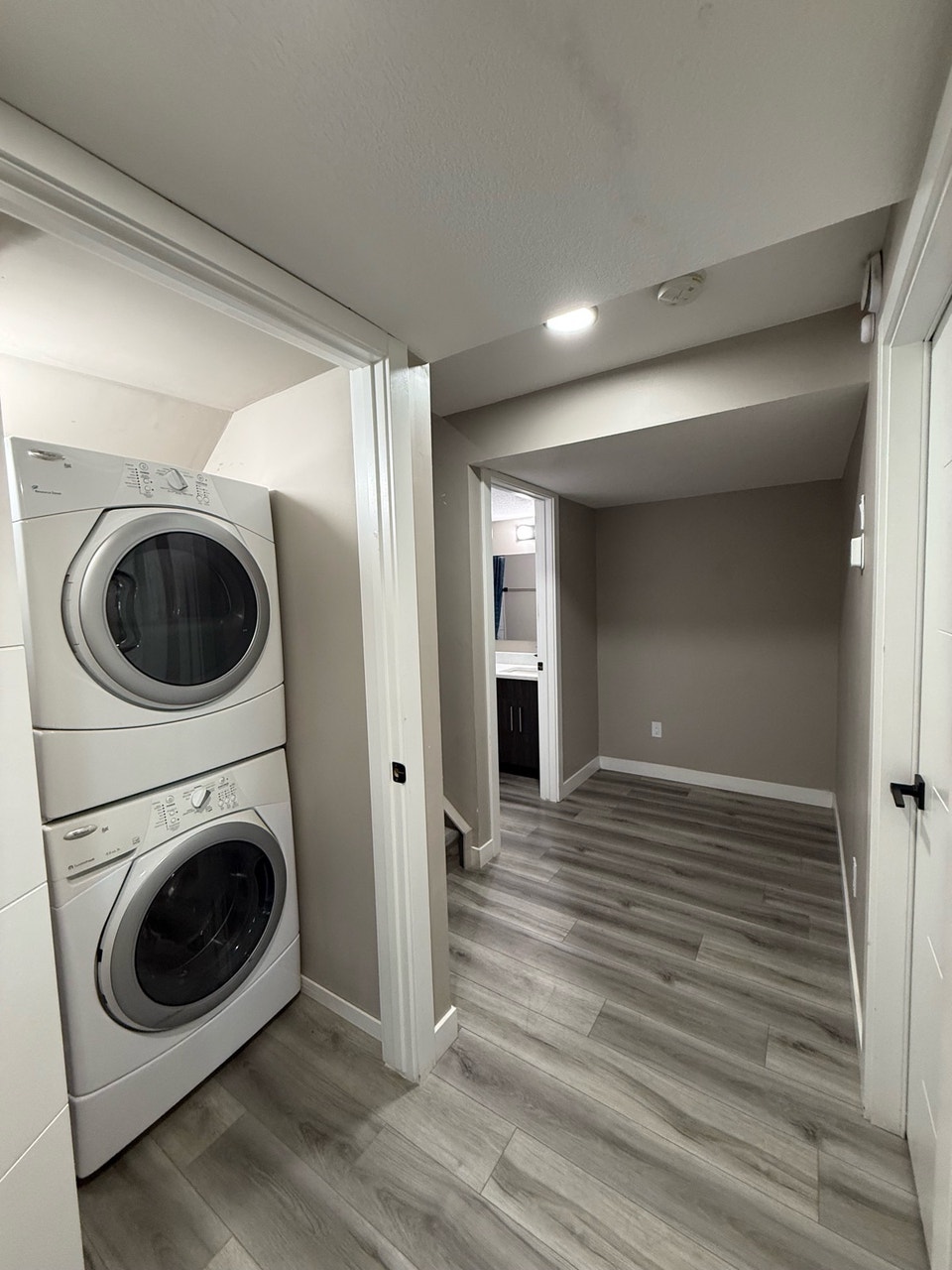 Private 1 Bedroom 1 Bathroom Basement Suite 4