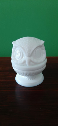 Beautiful Fenton milk glass owl ring box