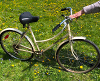 Vélo marque Raleigh- à réparer ou peut servir de décoration