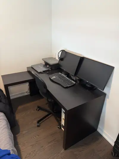 This used black desk features a spacious work surface, perfect for a home office or study area. It's...