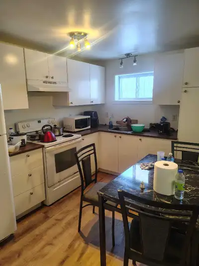 Je cède mon bail, wifi inclu, 4½ je laisse mes meubles et mes électro. Hydro à la charge du locatair...