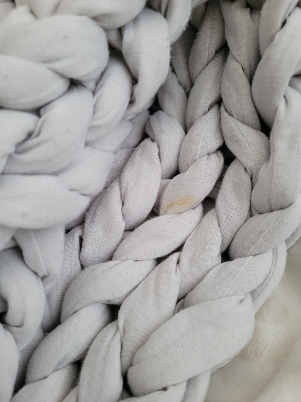 Silk & Snow weighted blanket - original $150 in Bedding in Oshawa / Durham Region - Image 3