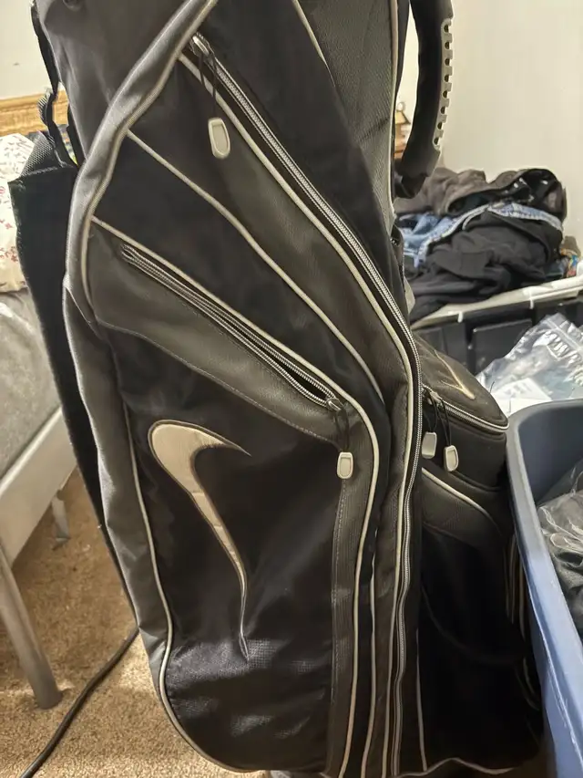 Nike Golf Bag | Great Condition in Golf in London - Image 4