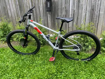 24 speed, new 29” tires, medium frame, hydraulic disk brakes, just tuned up at bike shop. Mint condi...