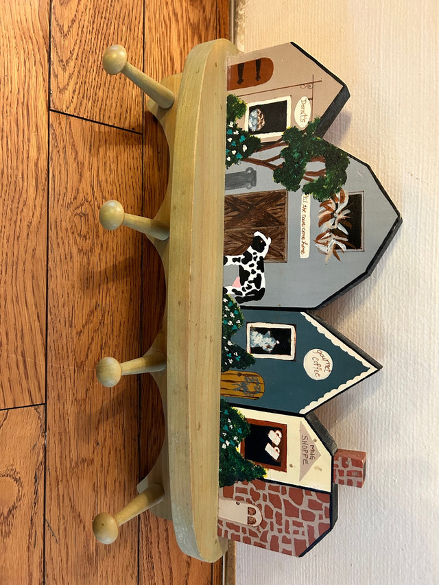 Porte manteau murale en bois  // handpainted wall coat hanger dans Décoration intérieure et accessoires  à Ville de Montréal - Image 2